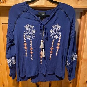 LIV LOS ANGELES BOHO blue embroidered blouse, size large L high low